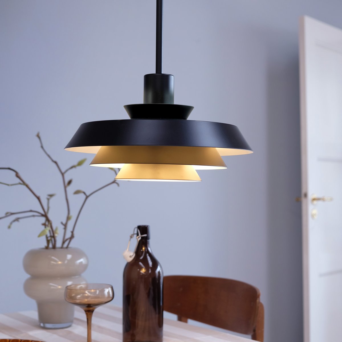 DL30 Ø30 Sort loftslampe Fra Dyberg Larsen - Opgrader din belysning over spisebordet, i k&oslash;kkenet, hallen eller et andet rum og nyd skandinavisk minimalisme og et varmt, hyggeligt lys med DL30 pendellampen.