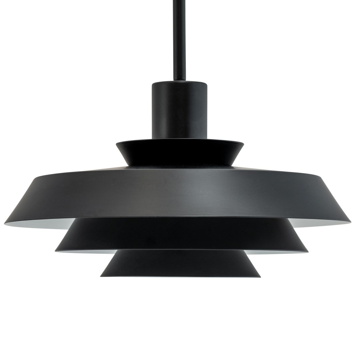 DL30 Ø30 Sort loftslampe Fra Dyberg Larsen - Opgrader din belysning over spisebordet, i k&oslash;kkenet, hallen eller et andet rum og nyd skandinavisk minimalisme og et varmt, hyggeligt lys med DL30 pendellampen.