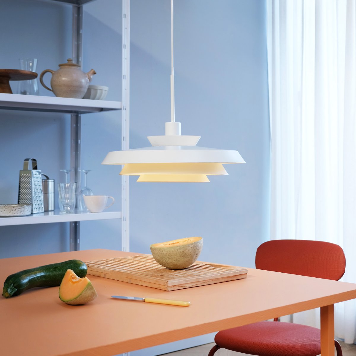DL44 Ø44 Hvid loftslampe Fra Dyberg Larsen - Opgrader din belysning over spisebordet, i k&oslash;kkenet, hallen eller i ethvert rum, og nyd skandinavisk minimalisme og et varmt, indbydende lys med DL44 pendlen.