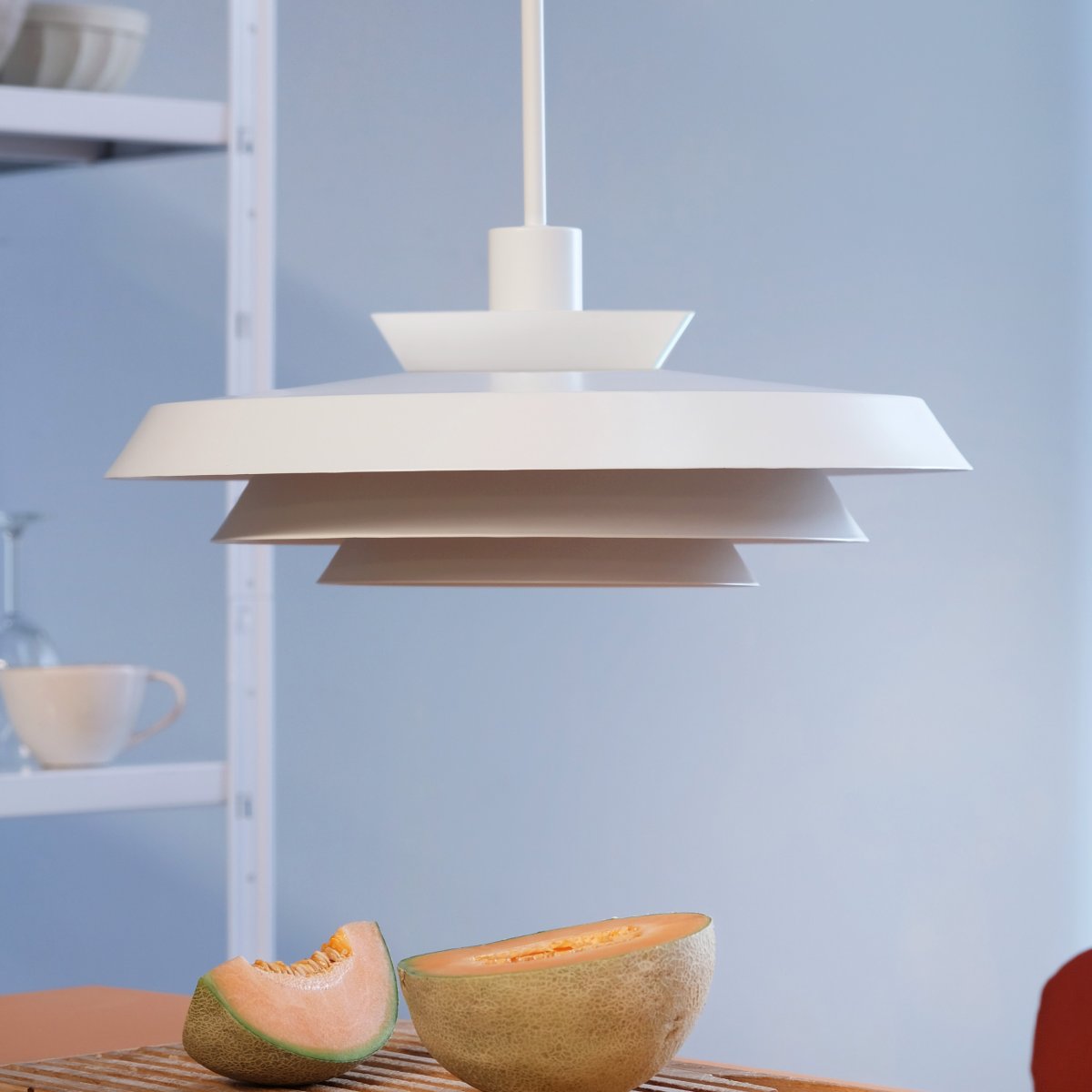 DL44 Ø44 Hvid loftslampe Fra Dyberg Larsen - Opgrader din belysning over spisebordet, i k&oslash;kkenet, hallen eller i ethvert rum, og nyd skandinavisk minimalisme og et varmt, indbydende lys med DL44 pendlen.