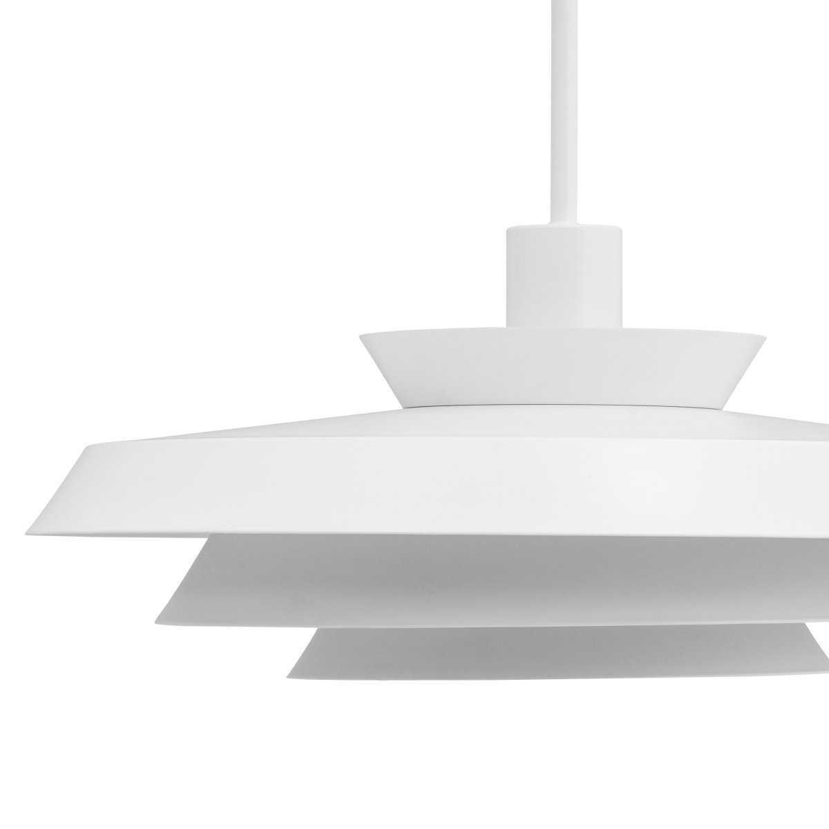 DL44 Ø44 Hvid loftslampe Fra Dyberg Larsen - Opgrader din belysning over spisebordet, i k&oslash;kkenet, hallen eller i ethvert rum, og nyd skandinavisk minimalisme og et varmt, indbydende lys med DL44 pendlen.