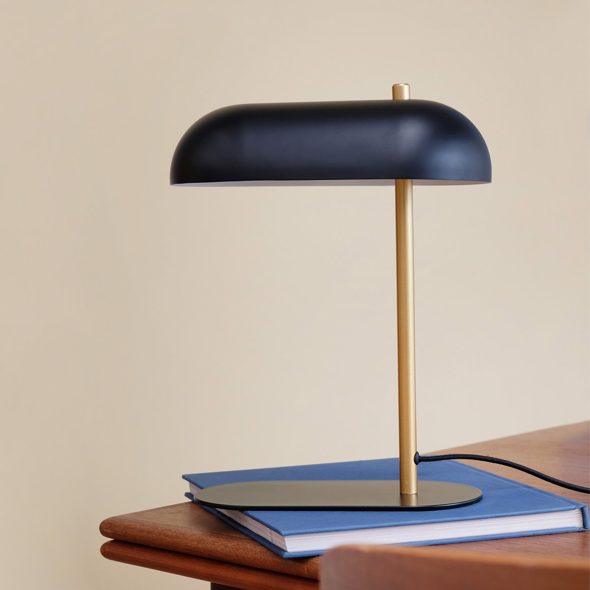 Arch 36cm Messing bordlampe Fra Dyberg Larsen - Fremstillet af matsort metal og udstyret med en messingarm giver den dit hjem et tidløst strejf af klassisk moderne design.