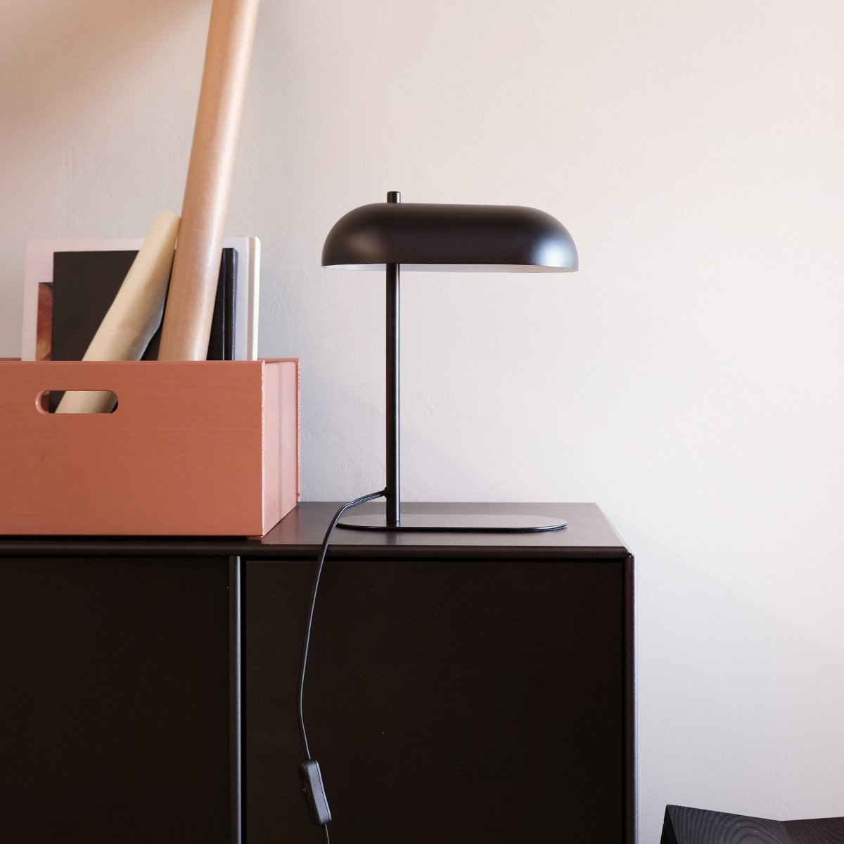 Arch 36cm Mat sort bordlampe Fra Dyberg Larsen - Det unikke design er skabt af den danske designer Sabine Stougaard og emmer af både håndværk og dansk designtalent.