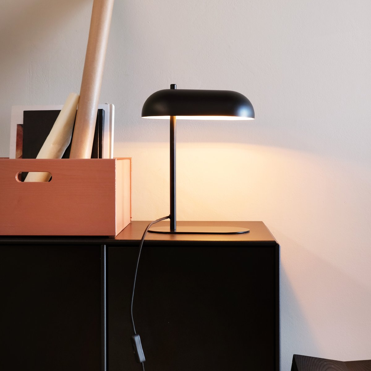 Arch 36cm Mat sort bordlampe Fra Dyberg Larsen - Det unikke design er skabt af den danske designer Sabine Stougaard og emmer af både håndværk og dansk designtalent.