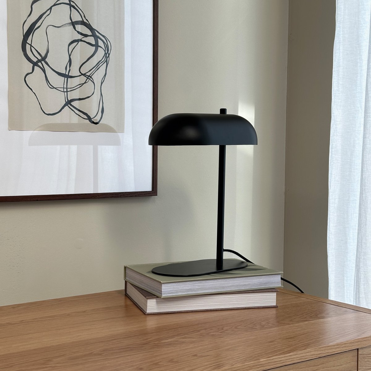 Arch 36cm Mat sort bordlampe Fra Dyberg Larsen - Det unikke design er skabt af den danske designer Sabine Stougaard og emmer af både håndværk og dansk designtalent.