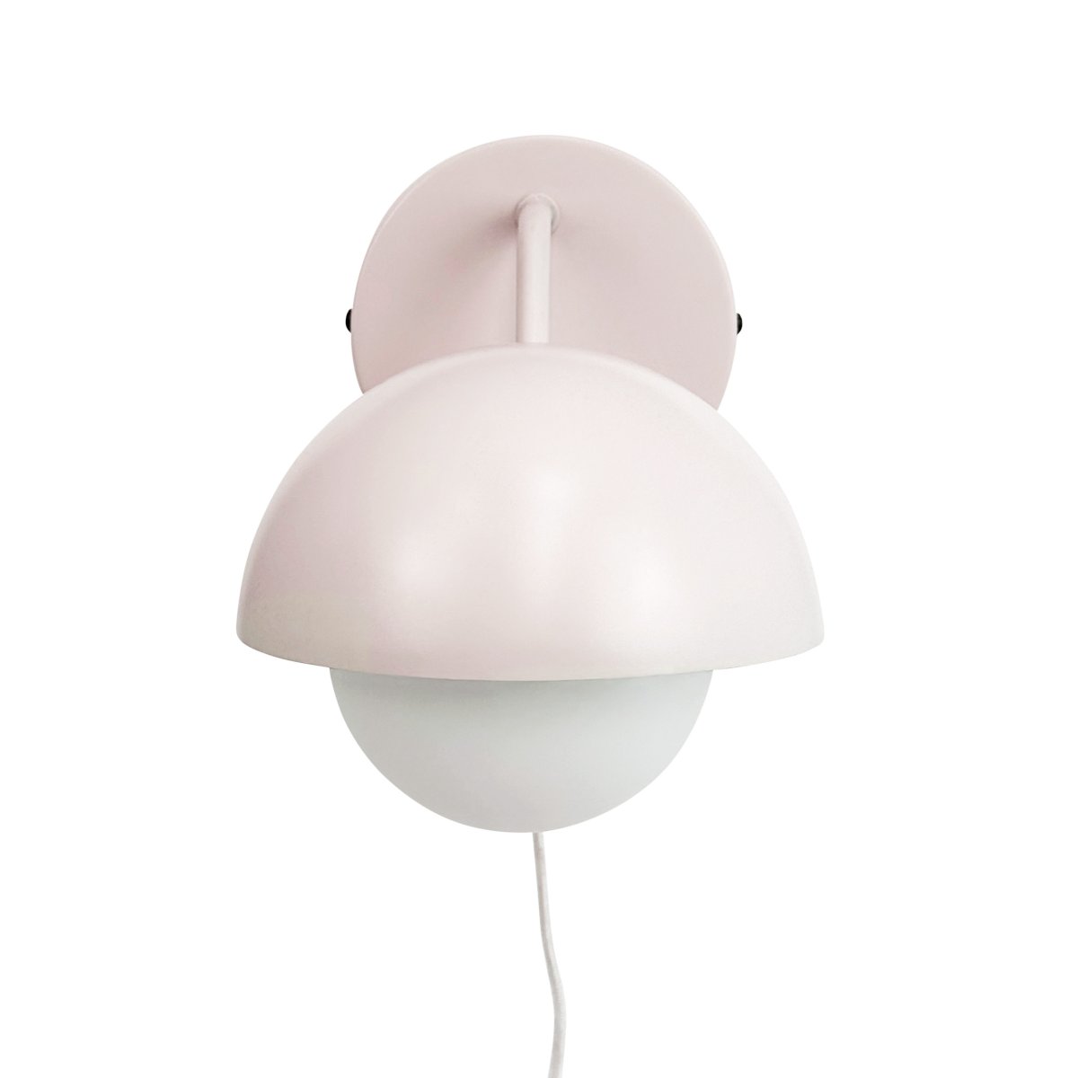 Rose Ø15 Mat beige væglampe Fra Dyberg Larsen - Glaskuplen fungerer som en naturlig lysspreder og skaber en varm og indbydende atmosfære i rummet.