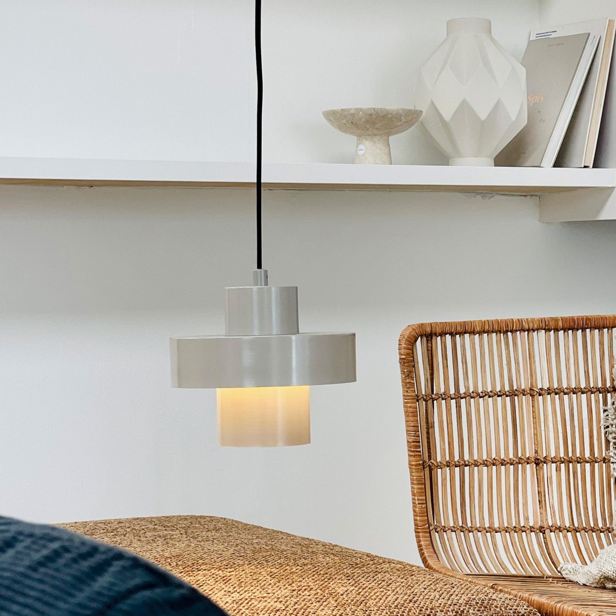 Stoke Ø20 Varm grå loftslampe Fra Dyberg Larsen - Afhængig af farvevalg og placering kan lampen både fungere som en skulpturel indretningsdetalje og som lyspunkt, uanset om den placeres over køkkenbordet, på skrivebordet eller i stue og soveværelse.