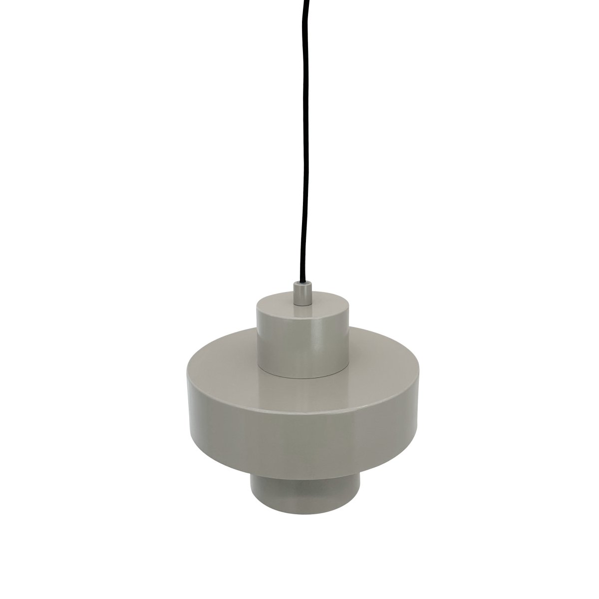 Stoke Ø20 Varm grå loftslampe Fra Dyberg Larsen - Afhængig af farvevalg og placering kan lampen både fungere som en skulpturel indretningsdetalje og som lyspunkt, uanset om den placeres over køkkenbordet, på skrivebordet eller i stue og soveværelse.