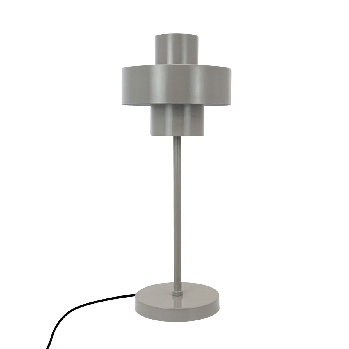 Stoke 50cm Varm grå bordlampe Fra Dyberg Larsen - Lampen passer perfekt som både en skulpturel indretningsdetalje og lyspunkt, for eksempel i køkkenet, på skrivebordet eller i stuen.