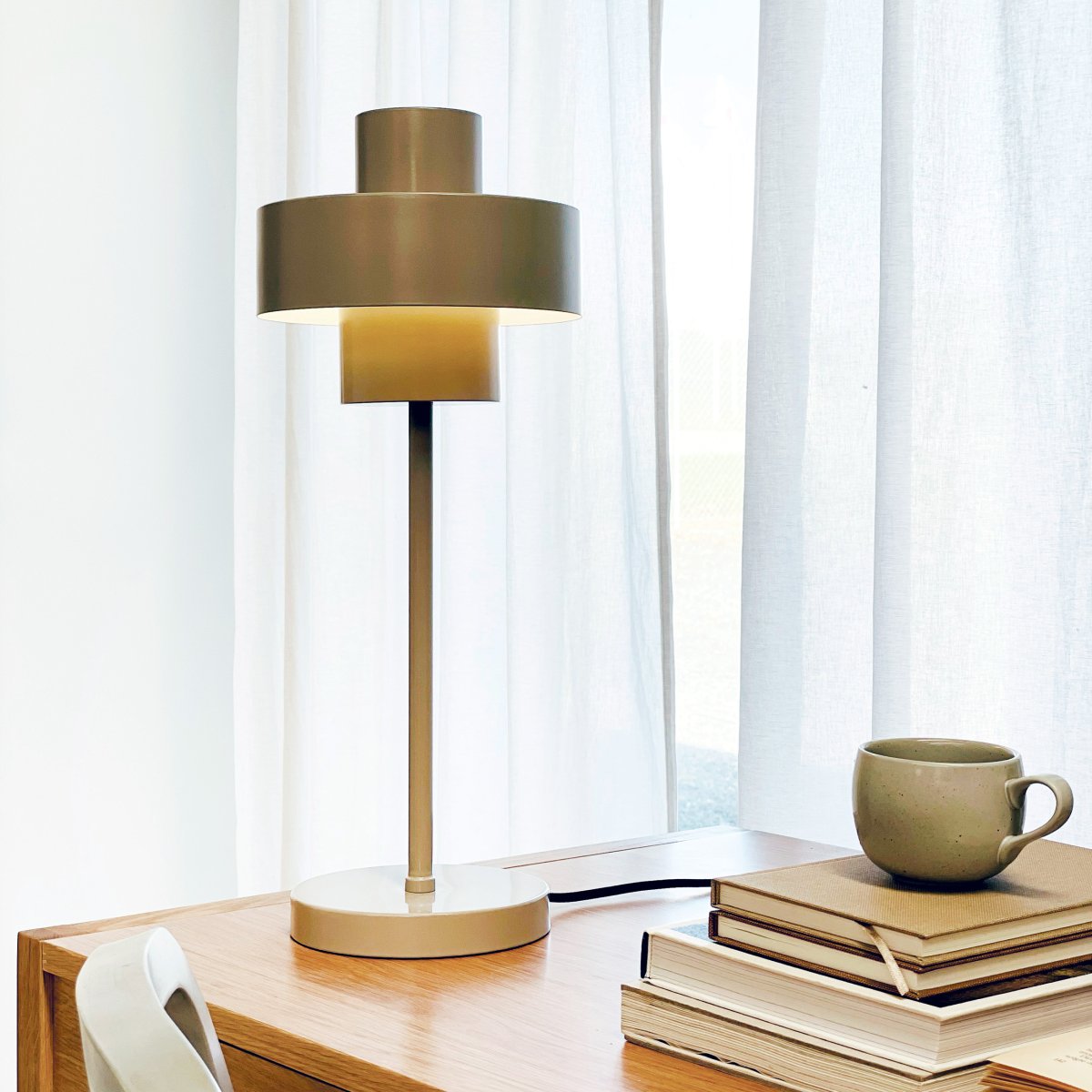 Stoke 50cm Varm grå bordlampe Fra Dyberg Larsen - Lampen passer perfekt som både en skulpturel indretningsdetalje og lyspunkt, for eksempel i køkkenet, på skrivebordet eller i stuen.
