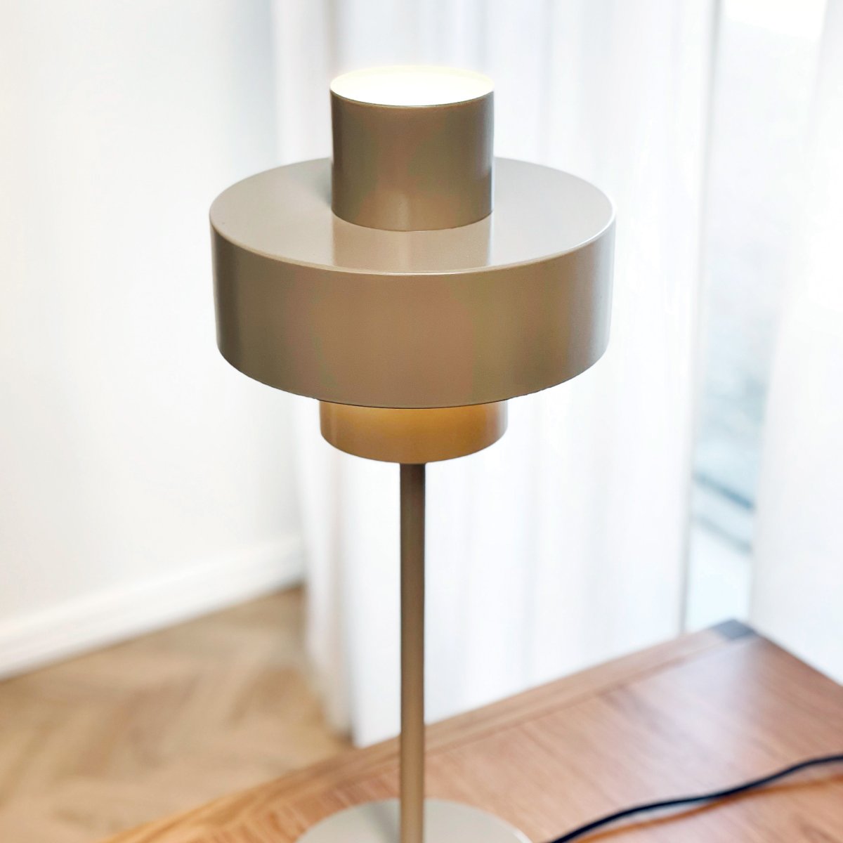 Stoke 50cm Varm grå bordlampe Fra Dyberg Larsen - Lampen passer perfekt som både en skulpturel indretningsdetalje og lyspunkt, for eksempel i køkkenet, på skrivebordet eller i stuen.