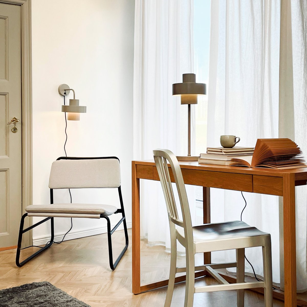 Stoke 50cm Varm grå bordlampe Fra Dyberg Larsen - Lampen passer perfekt som både en skulpturel indretningsdetalje og lyspunkt, for eksempel i køkkenet, på skrivebordet eller i stuen.