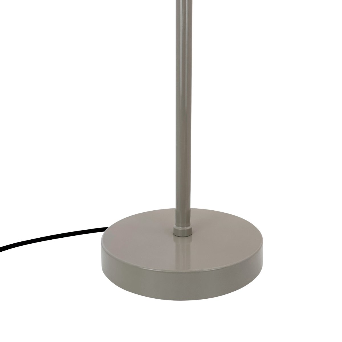 Stoke 50cm Varm grå bordlampe Fra Dyberg Larsen - Lampen passer perfekt som både en skulpturel indretningsdetalje og lyspunkt, for eksempel i køkkenet, på skrivebordet eller i stuen.