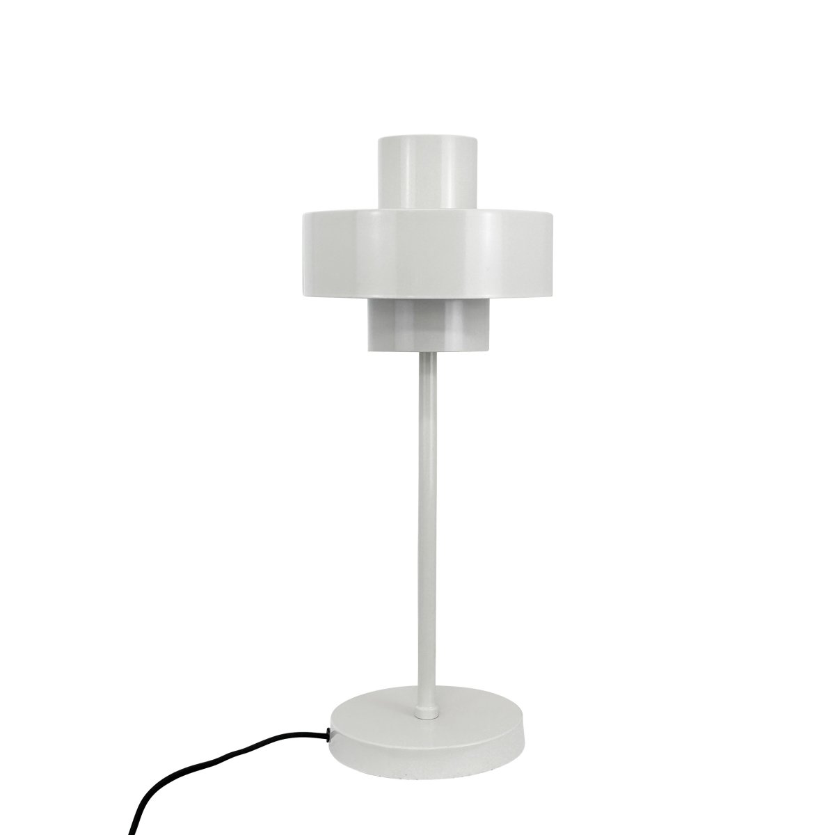 Stoke 50cm Hvid bordlampe Fra Dyberg Larsen - Lampen passer perfekt som både en skulpturel indretningsdetalje og lyspunkt, for eksempel i køkkenet, på skrivebordet eller i stuen.