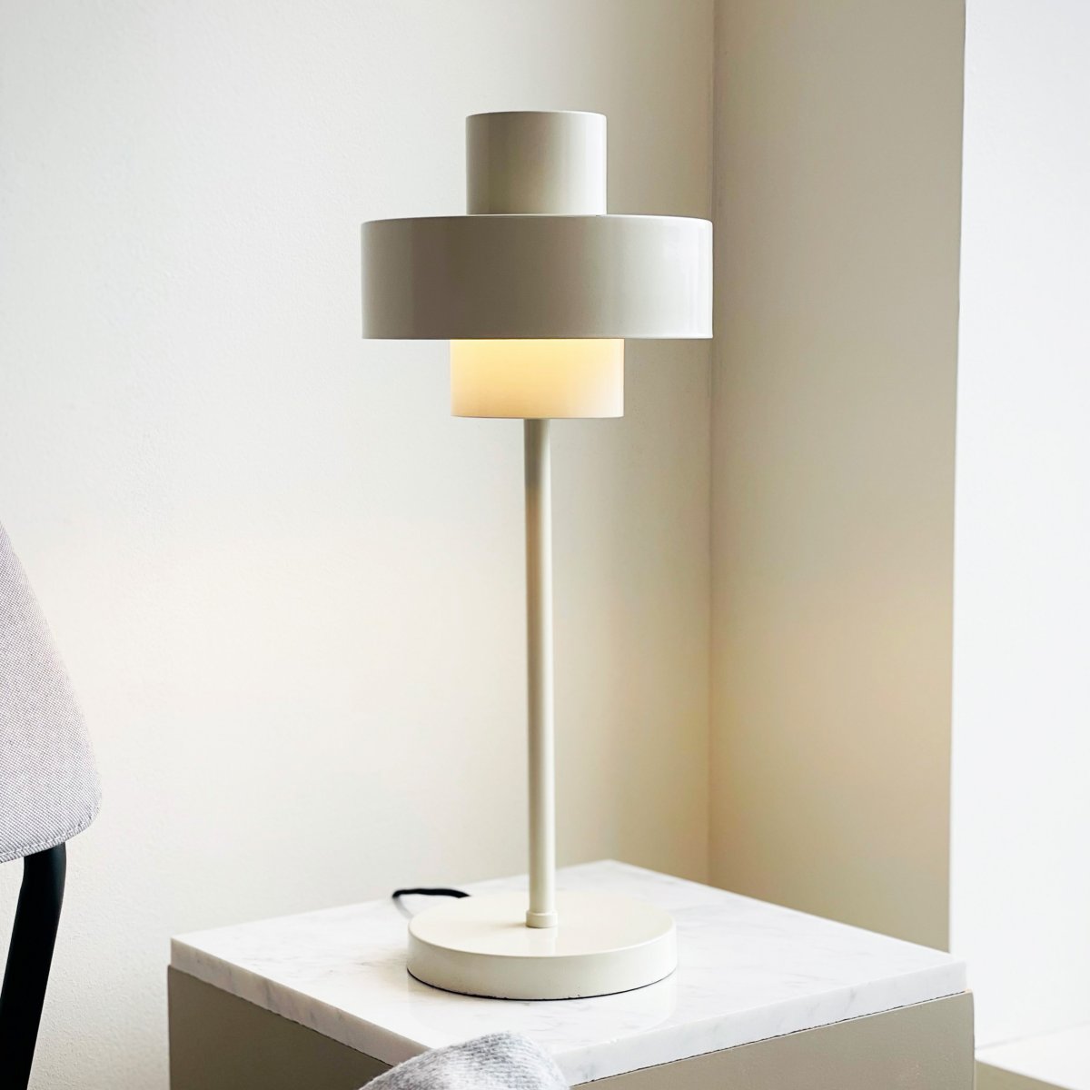 Stoke 50cm Hvid bordlampe Fra Dyberg Larsen - Lampen passer perfekt som både en skulpturel indretningsdetalje og lyspunkt, for eksempel i køkkenet, på skrivebordet eller i stuen.
