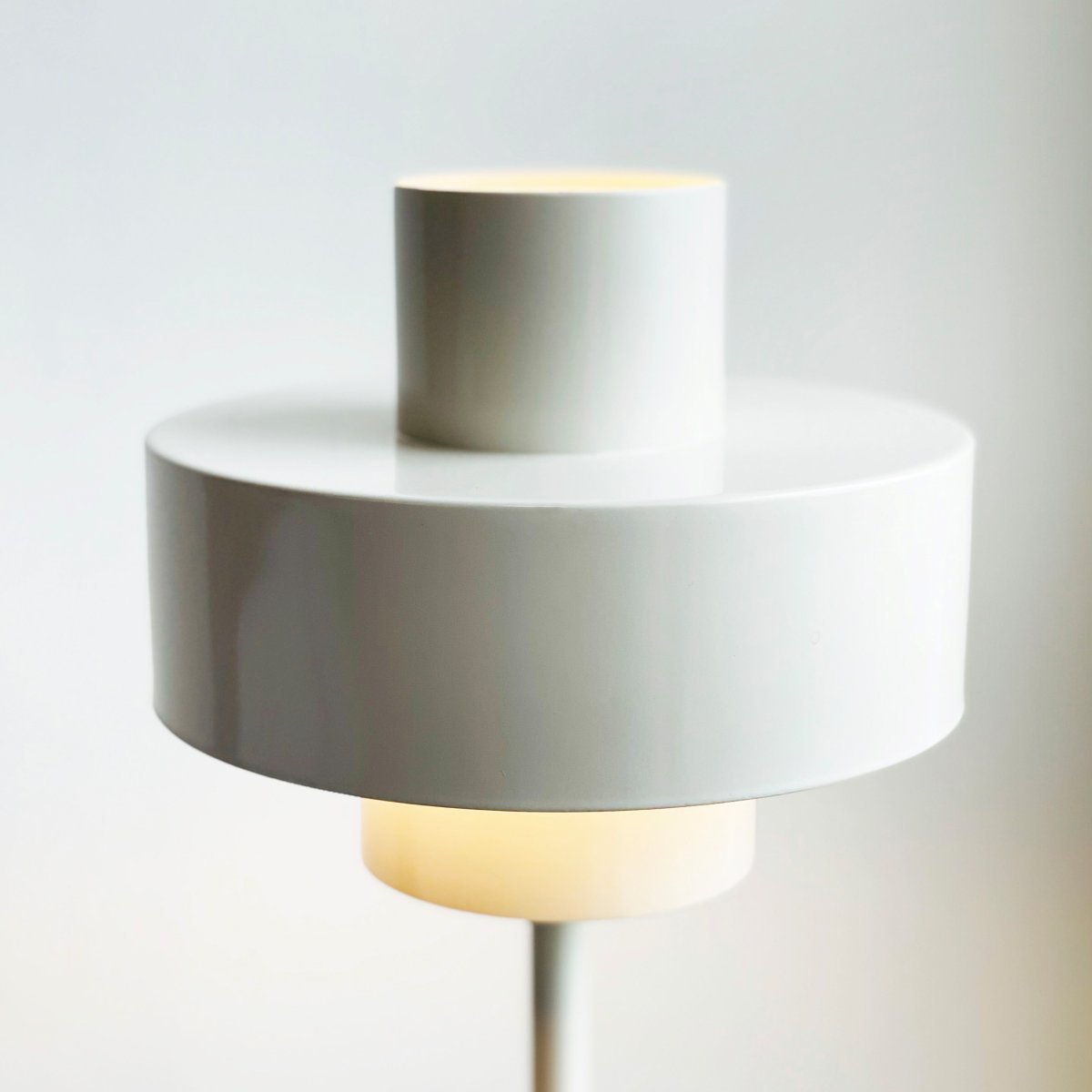 Stoke 50cm Hvid bordlampe Fra Dyberg Larsen - Lampen passer perfekt som både en skulpturel indretningsdetalje og lyspunkt, for eksempel i køkkenet, på skrivebordet eller i stuen.