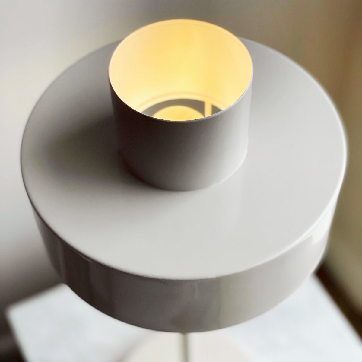 Stoke 50cm Hvid bordlampe Fra Dyberg Larsen - Lampen passer perfekt som både en skulpturel indretningsdetalje og lyspunkt, for eksempel i køkkenet, på skrivebordet eller i stuen.