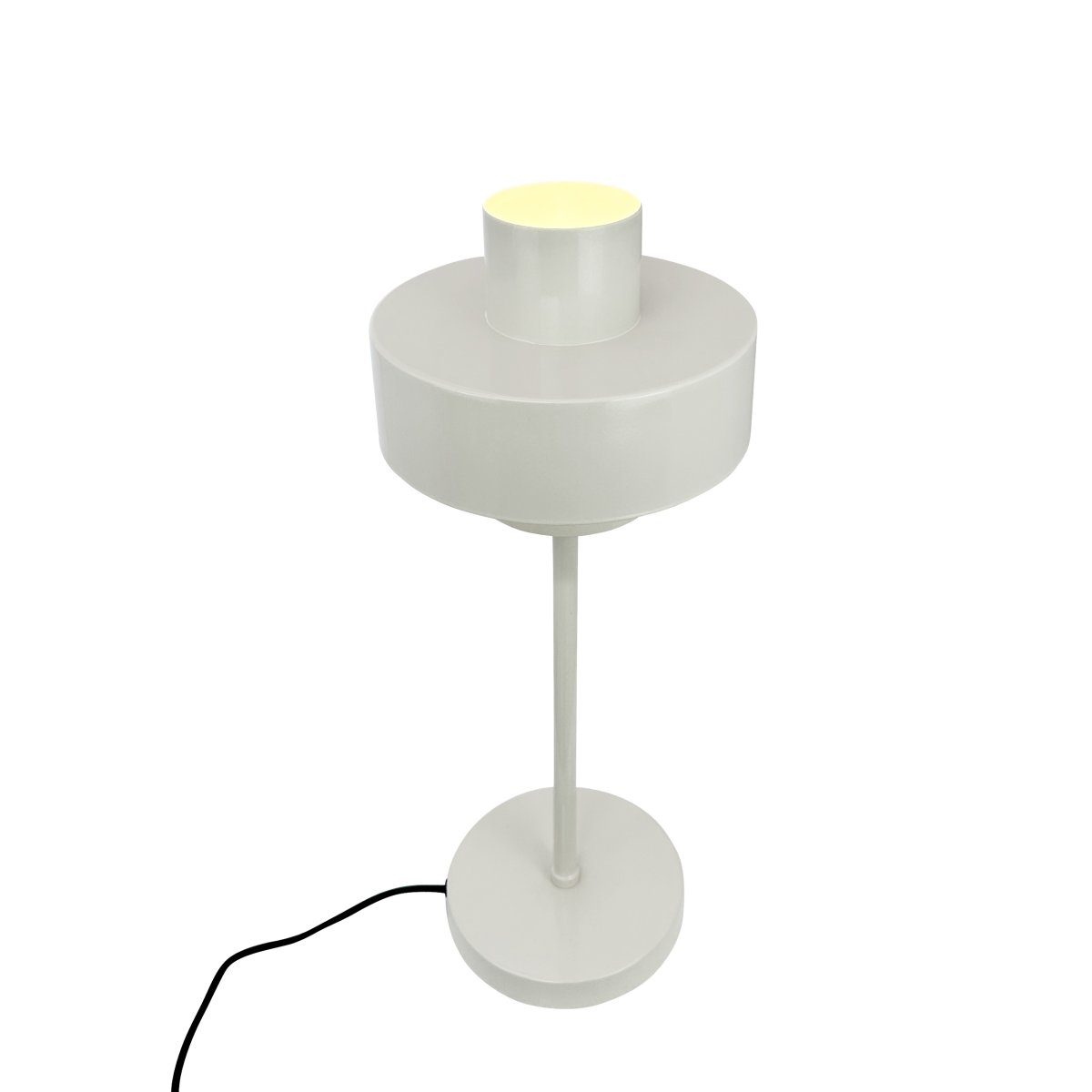 Stoke 50cm Hvid bordlampe Fra Dyberg Larsen - Lampen passer perfekt som både en skulpturel indretningsdetalje og lyspunkt, for eksempel i køkkenet, på skrivebordet eller i stuen.