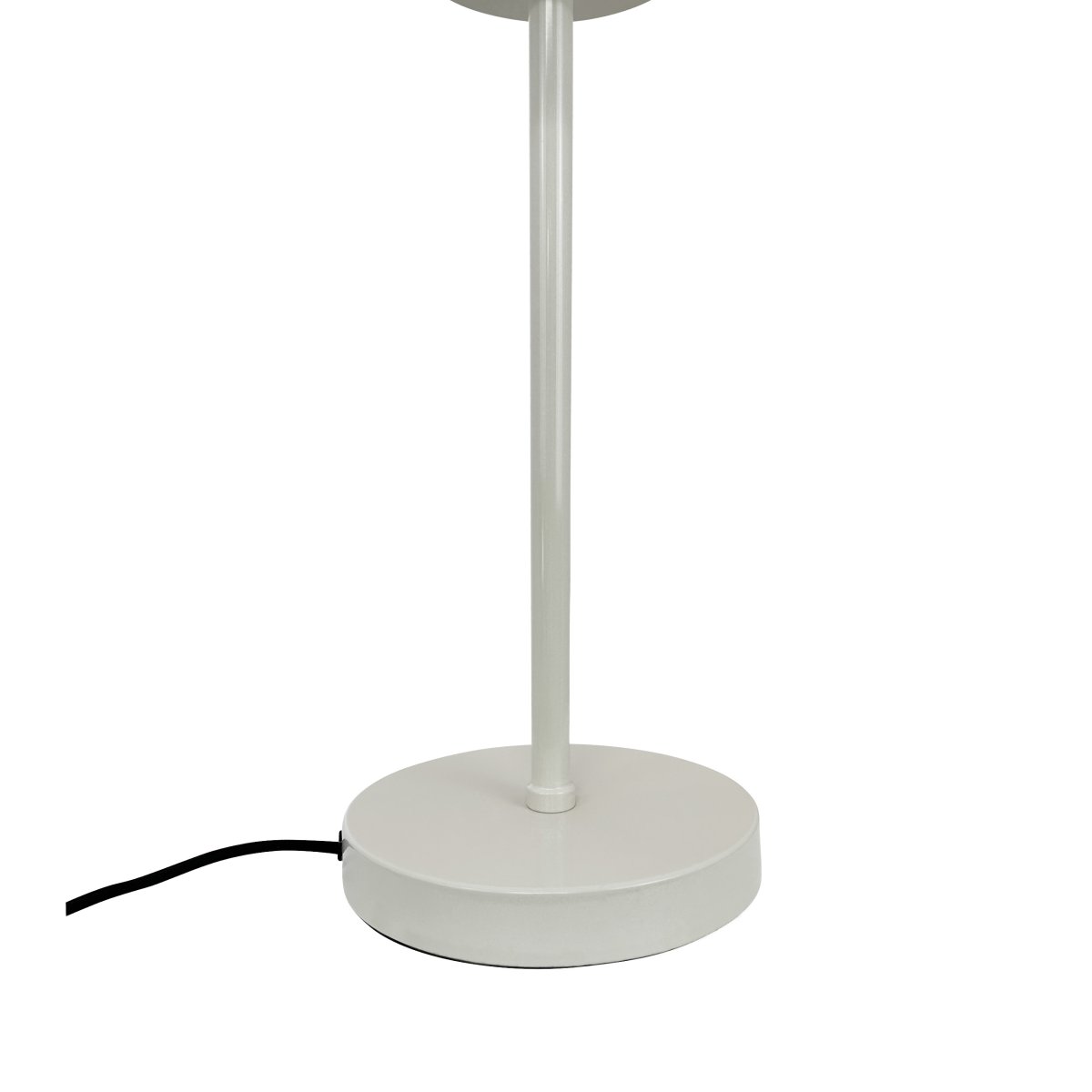Stoke 50cm Hvid bordlampe Fra Dyberg Larsen - Lampen passer perfekt som både en skulpturel indretningsdetalje og lyspunkt, for eksempel i køkkenet, på skrivebordet eller i stuen.