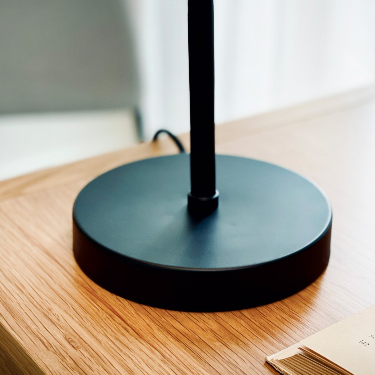 Stoke 50cm Sort bordlampe Fra Dyberg Larsen - Lampen passer perfekt som både en skulpturel indretningsdetalje og lyspunkt, for eksempel i køkkenet, på skrivebordet eller i stuen.