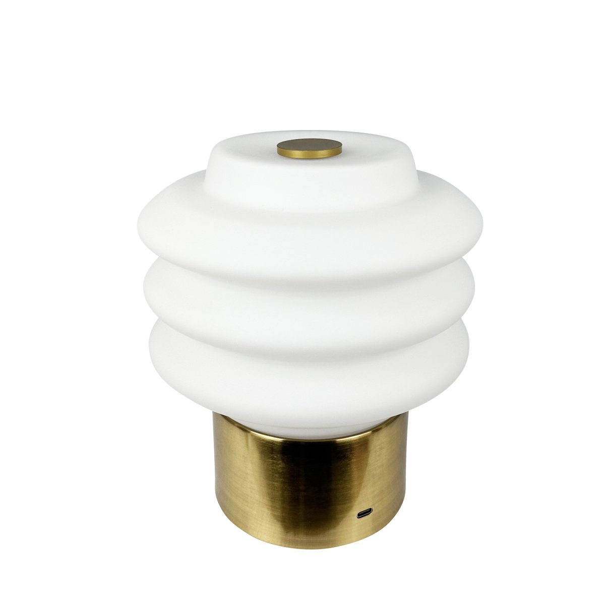 Diva LED 18cm Messing bærbar Fra Dyberg Larsen - Tillverkad av opalglas ger den ett mjukt, behagligt sken, och den inbyggda LED-tekniken g&ouml;r den energieffektiv och h&aring;llbar.