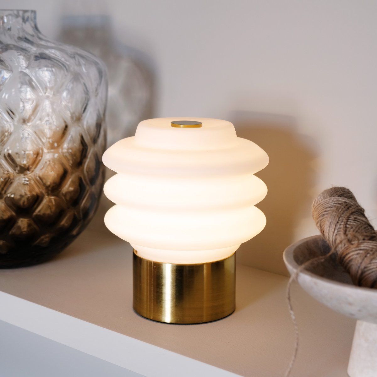 Diva LED 18cm Messing bærbar Fra Dyberg Larsen - Tillverkad av opalglas ger den ett mjukt, behagligt sken, och den inbyggda LED-tekniken g&ouml;r den energieffektiv och h&aring;llbar.