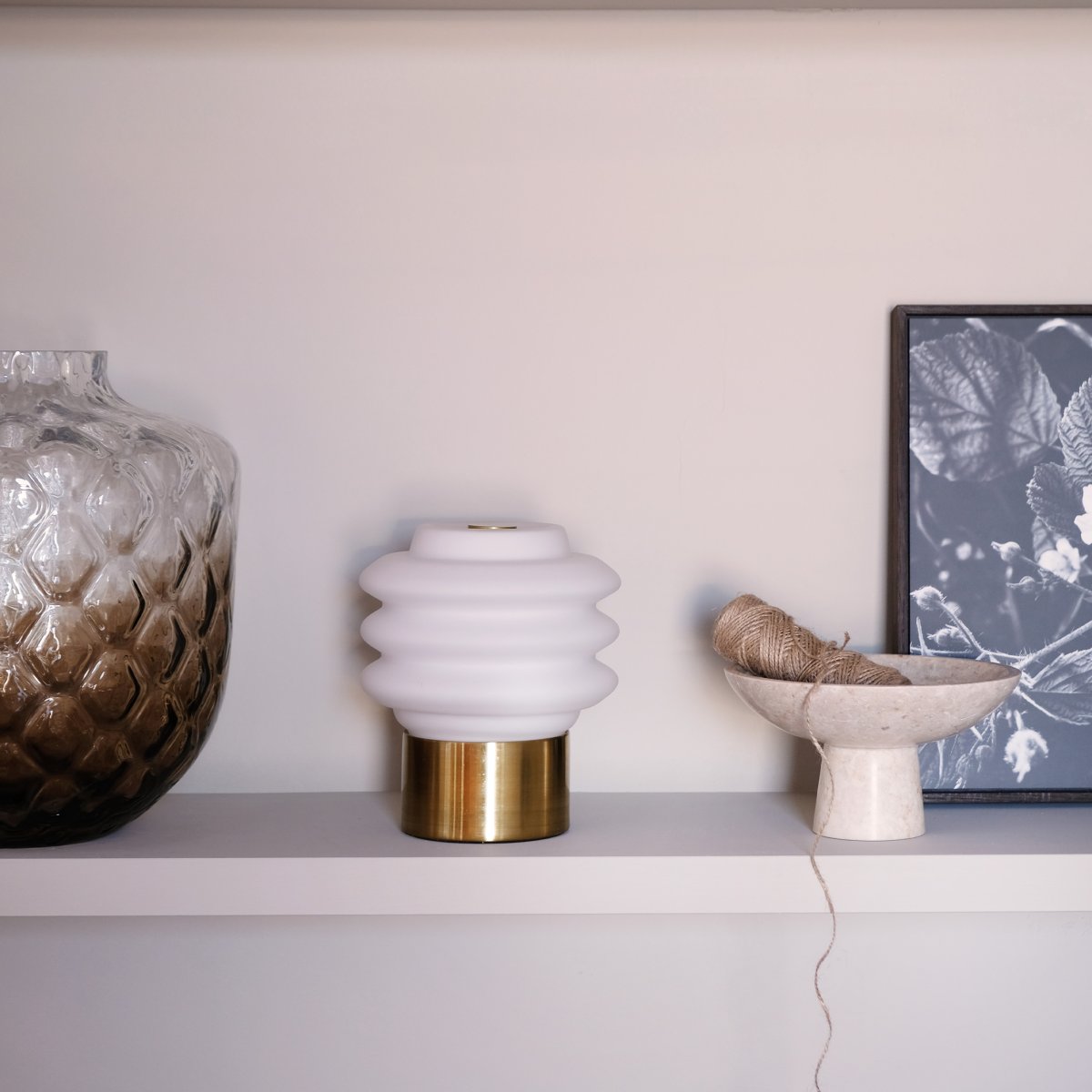 Diva LED 18cm Messing bærbar Fra Dyberg Larsen - Tillverkad av opalglas ger den ett mjukt, behagligt sken, och den inbyggda LED-tekniken g&ouml;r den energieffektiv och h&aring;llbar.