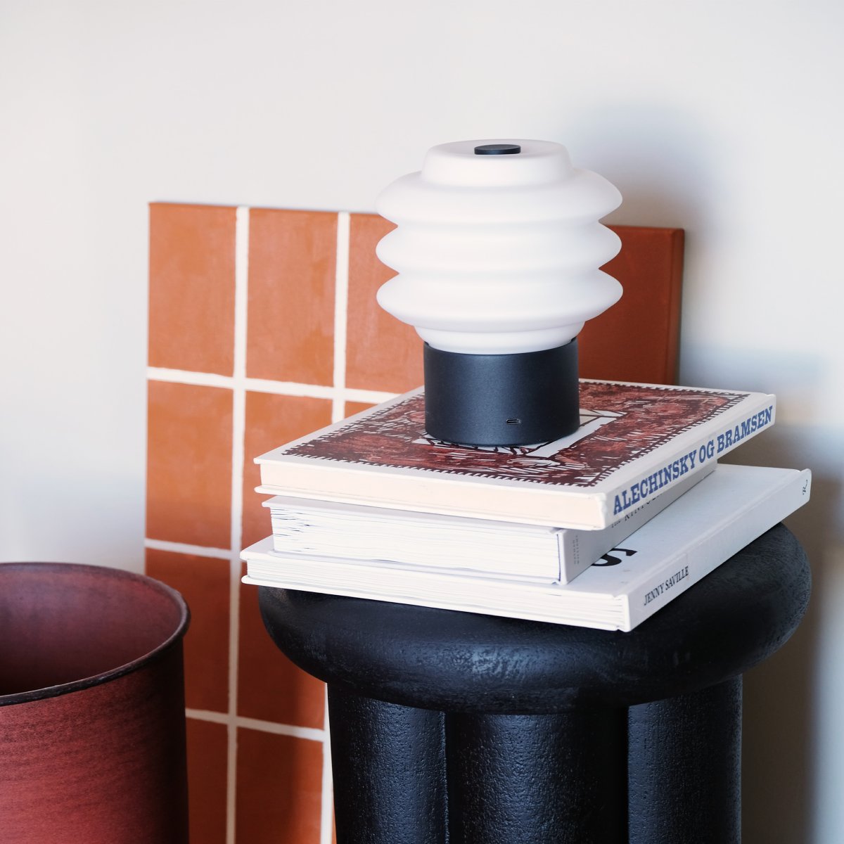 Diva LED 18cm Sort bærbar Fra Dyberg Larsen - Tillverkad av opalglas ger den ett mjukt, behagligt sken, och den inbyggda LED-tekniken g&ouml;r den energieffektiv och h&aring;llbar.