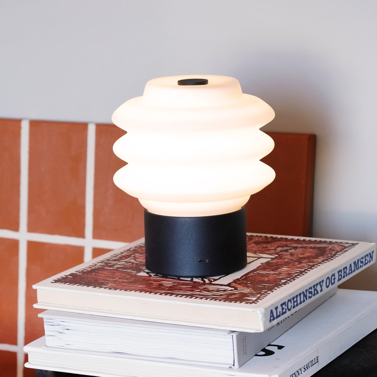 Diva LED 18cm Sort bærbar Fra Dyberg Larsen - Tillverkad av opalglas ger den ett mjukt, behagligt sken, och den inbyggda LED-tekniken g&ouml;r den energieffektiv och h&aring;llbar.