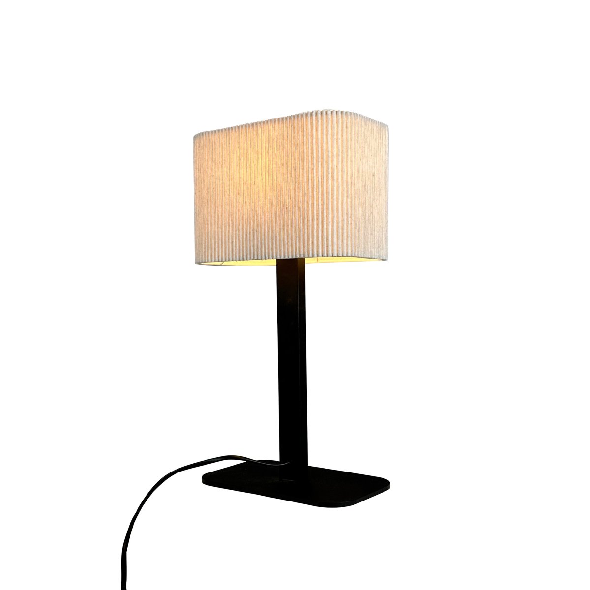 Calix oval 40cm Sort bordlampe Fra Dyberg Larsen - Den ribbade, naturf&auml;rgade sk&auml;rmen av textil medf&ouml;r en v&auml;rme till rummet och i kombination med den svarta metallfoten passar Calix in i alla stilar och hem.