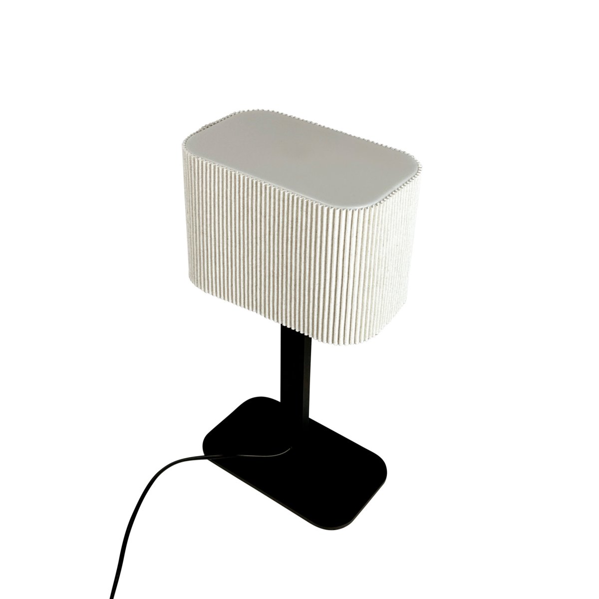 Calix oval 40cm Sort bordlampe Fra Dyberg Larsen - Den ribbade, naturf&auml;rgade sk&auml;rmen av textil medf&ouml;r en v&auml;rme till rummet och i kombination med den svarta metallfoten passar Calix in i alla stilar och hem.