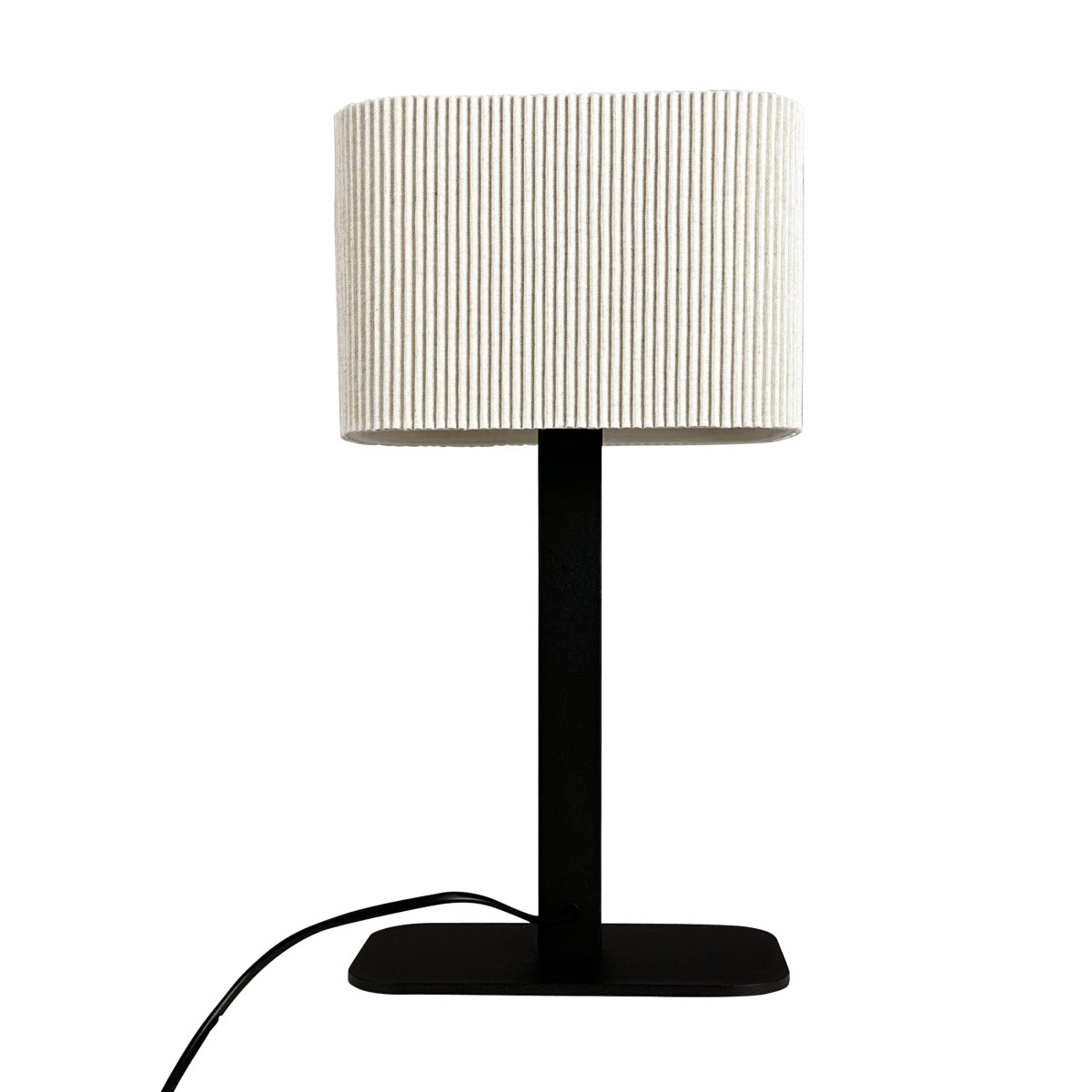 Calix oval 40cm Sort bordlampe Fra Dyberg Larsen - Den ribbade, naturf&auml;rgade sk&auml;rmen av textil medf&ouml;r en v&auml;rme till rummet och i kombination med den svarta metallfoten passar Calix in i alla stilar och hem.