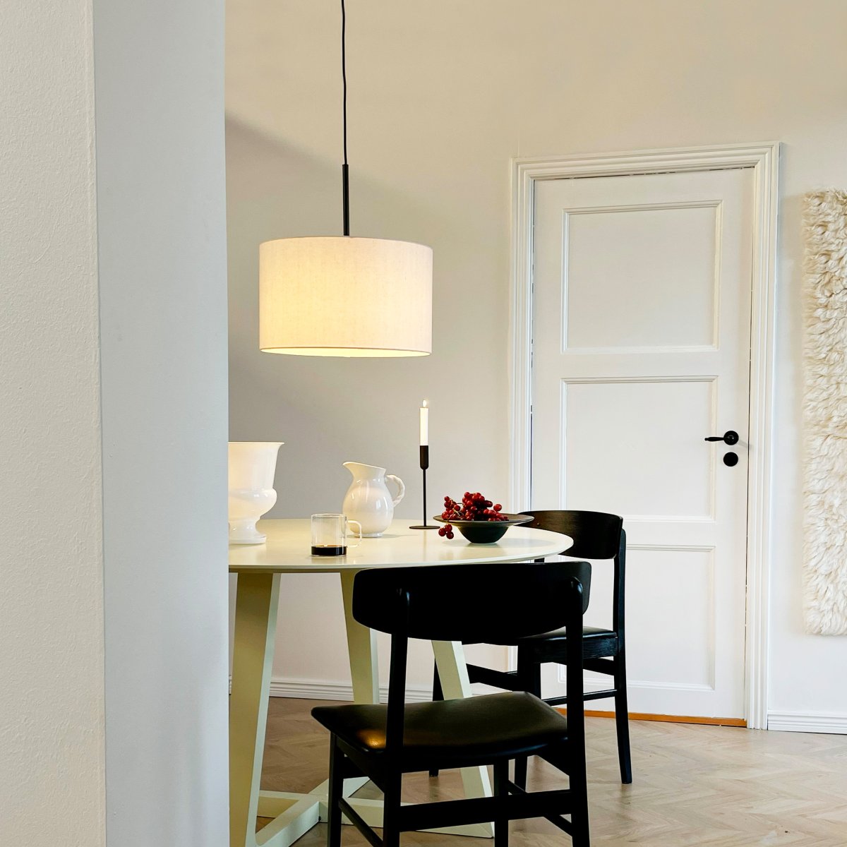 Calix high Ø45 Råhvid loftslampe Fra Dyberg Larsen - Calix &auml;r en modern pendel med tidl&ouml;s design.