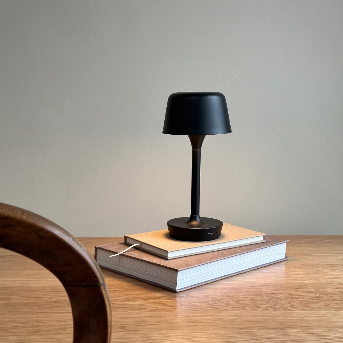 Flow 25cm Sort bærbar Fra Dyberg Larsen - Lampen er af træ og nem at flytte, hvilket giver frihed til at placere den hvor som helst.