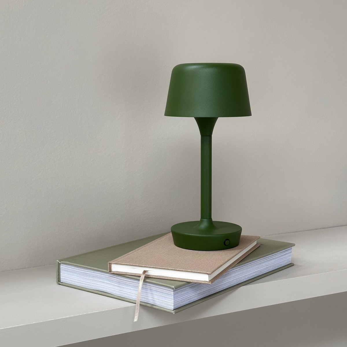 Flow 25cm Mørkegrøn bærbar Fra Dyberg Larsen - Lampen er af træ og nem at flytte, hvilket giver frihed til at placere den hvor som helst.