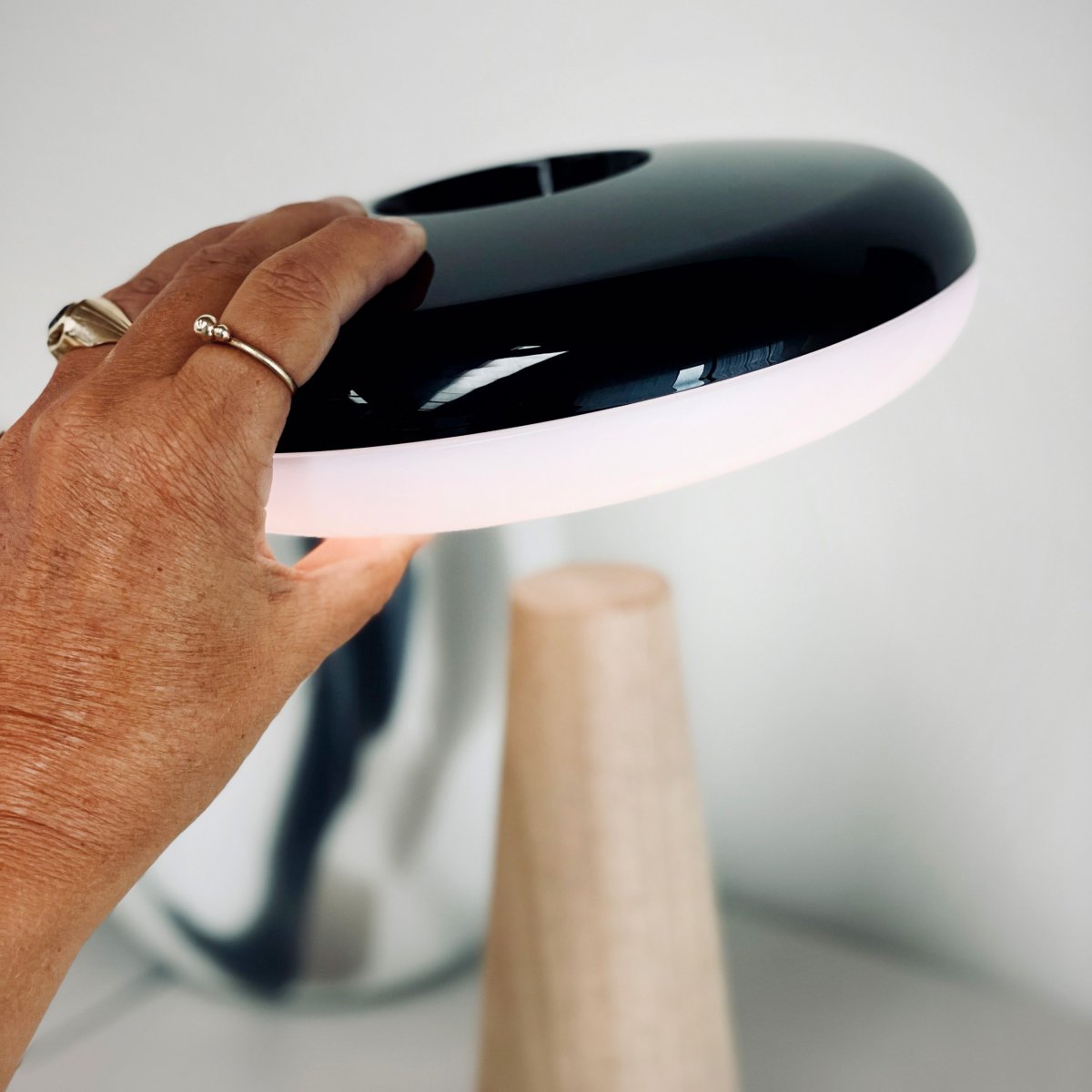 2 Ways 25cm Træ bærbar Fra Dyberg Larsen - 2 Ways LED genopladelig bordlampe fra Dyberg Larsen er en elegant og alsidig lyskilde, der kombinerer stil og funktion i dit hjem.