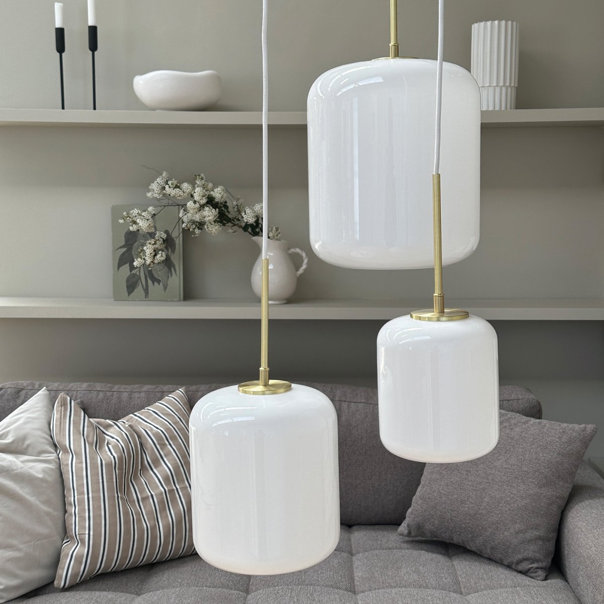 Silvia Ø20 Messing loftslampe Fra Dyberg Larsen - Silvia er en serie af loftslamper lavet af mundblæst opalglas med en blank overflade, messingsokkel og hvid tekstilledning.