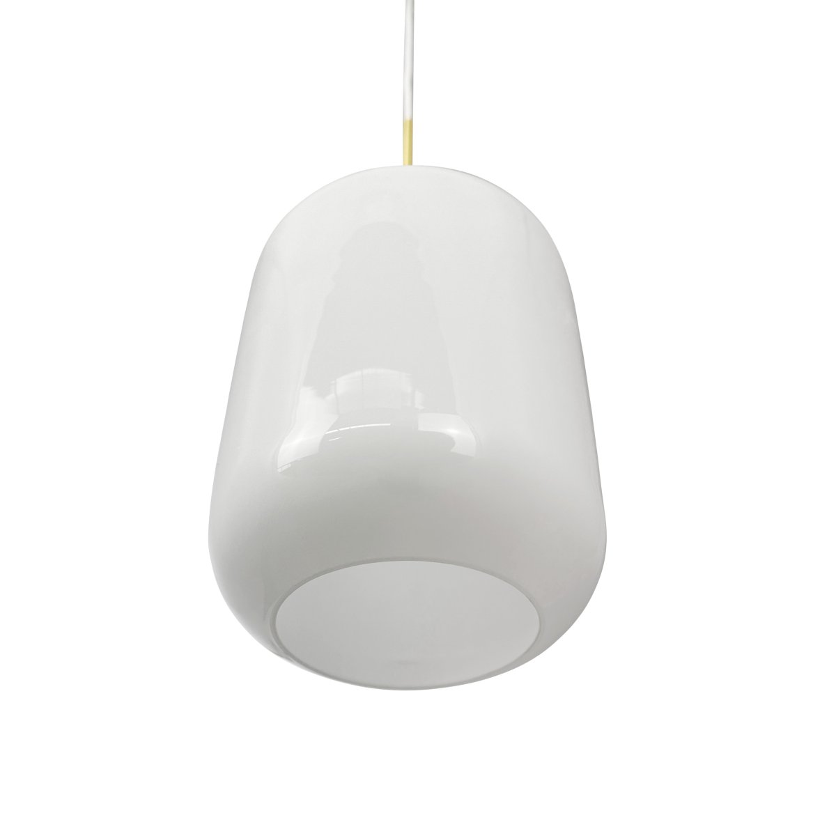 Silvia Ø20 Messing loftslampe Fra Dyberg Larsen - Silvia er en serie af loftslamper lavet af mundblæst opalglas med en blank overflade, messingsokkel og hvid tekstilledning.