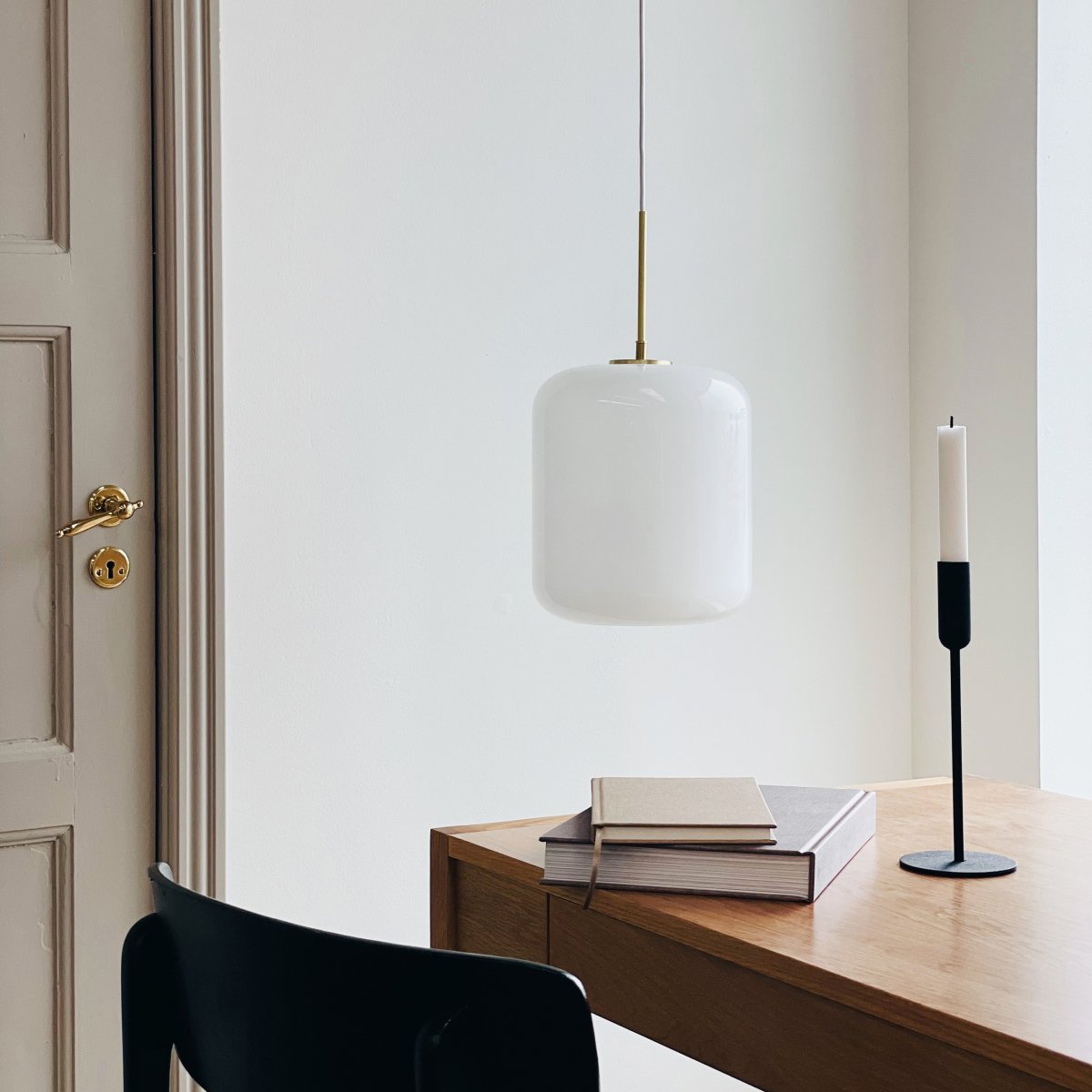 Silvia Ø25 Messing loftslampe Fra Dyberg Larsen - Silvia er en serie af loftslamper lavet af mundblæst opalglas med en blank overflade, messingsokkel og hvid tekstilledning.