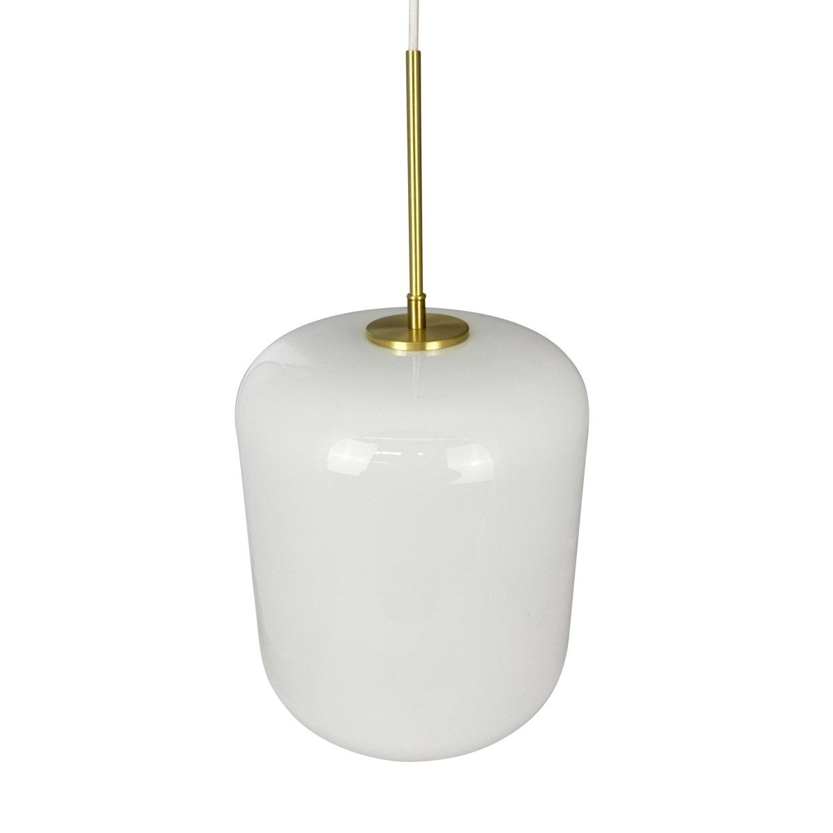 Silvia Ø25 Messing loftslampe Fra Dyberg Larsen - Silvia er en serie af loftslamper lavet af mundblæst opalglas med en blank overflade, messingsokkel og hvid tekstilledning.