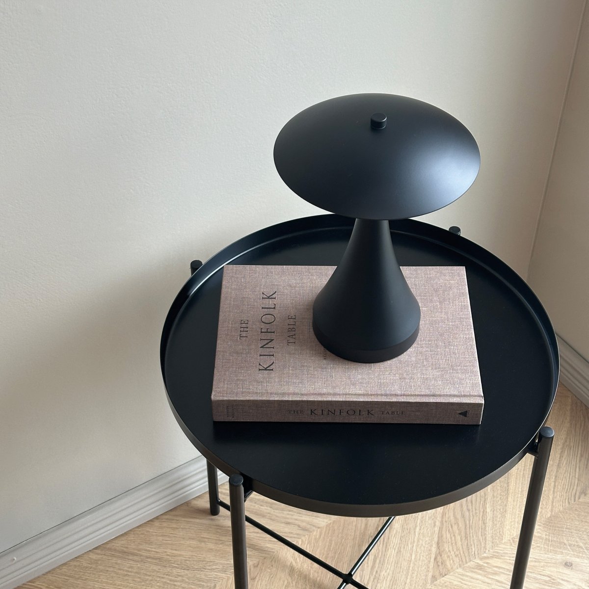 Vienna 28cm Sort bærbar Fra Dyberg Larsen - Den genopladelige lampe giver dig frihed til at placere den hvor som helst uden at bekymre dig om kabler.