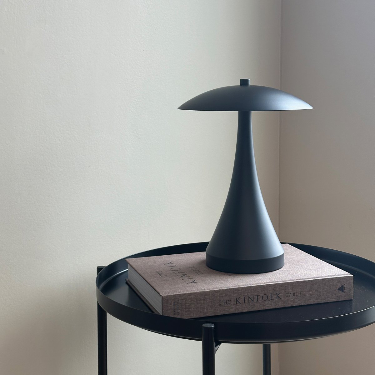 Vienna 28cm Sort bærbar Fra Dyberg Larsen - Den genopladelige lampe giver dig frihed til at placere den hvor som helst uden at bekymre dig om kabler.