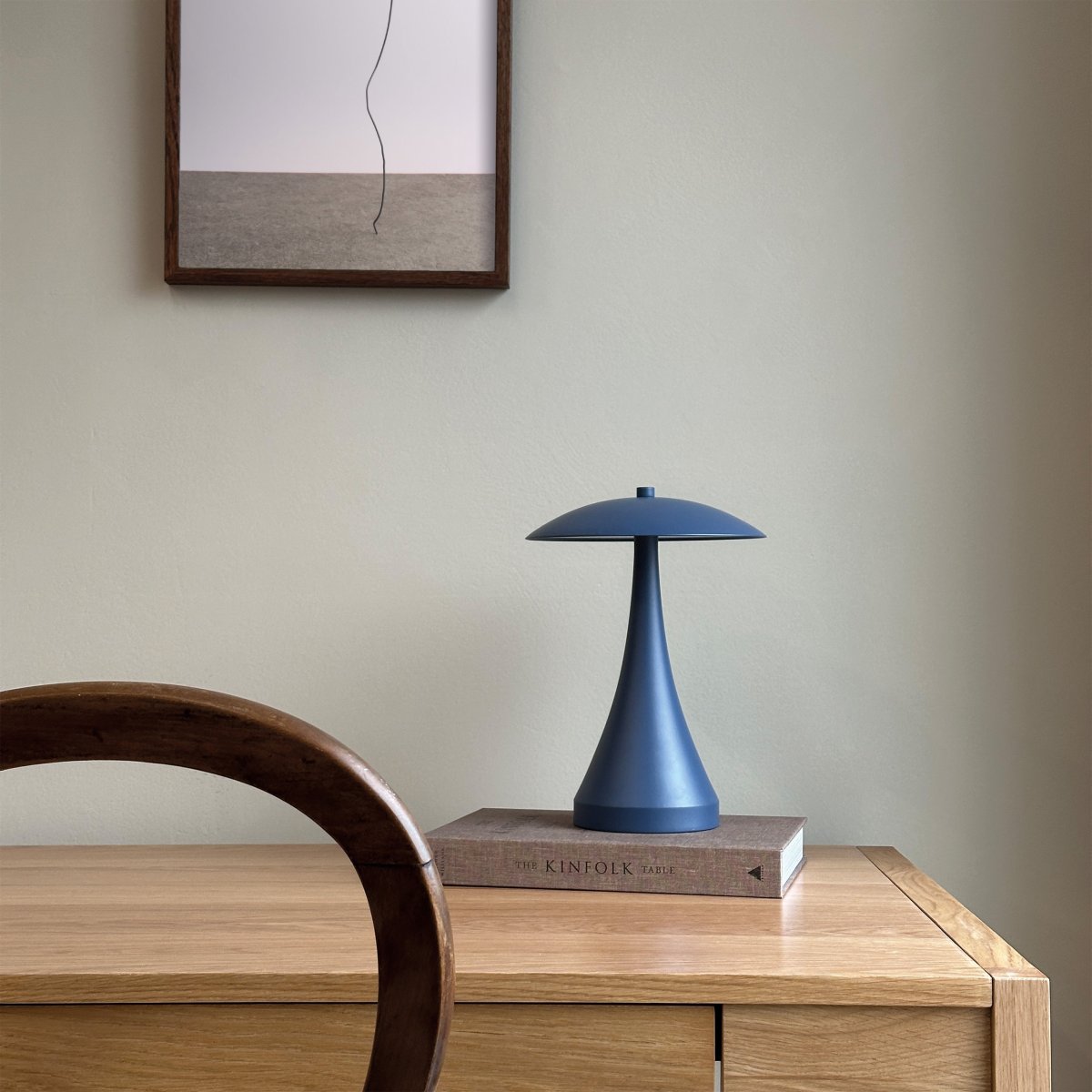 Vienna 28cm Indigo bærbar Fra Dyberg Larsen - Den genopladelige lampe giver dig frihed til at placere den hvor som helst uden at bekymre dig om kabler.