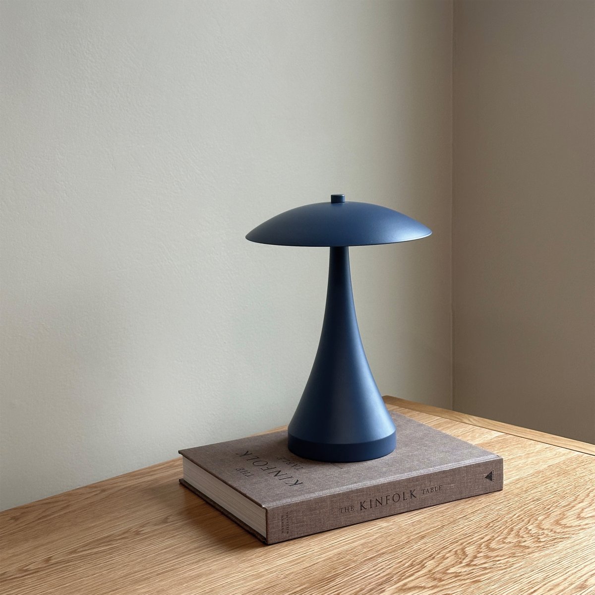 Vienna 28cm Indigo bærbar Fra Dyberg Larsen - Den genopladelige lampe giver dig frihed til at placere den hvor som helst uden at bekymre dig om kabler.
