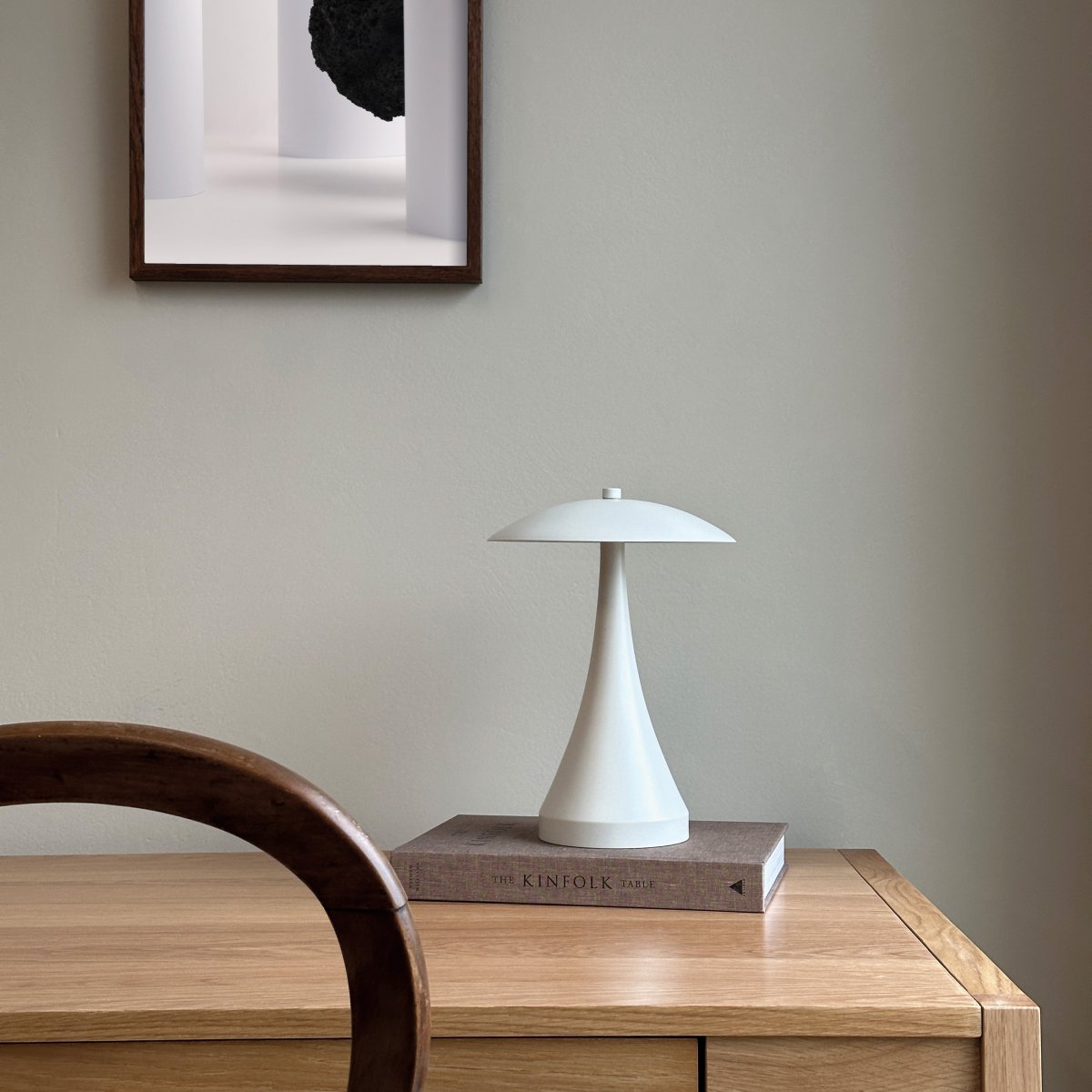 Vienna 28cm Creme hvid bærbar Fra Dyberg Larsen - Den genopladelige lampe giver dig frihed til at placere den hvor som helst uden at bekymre dig om kabler.