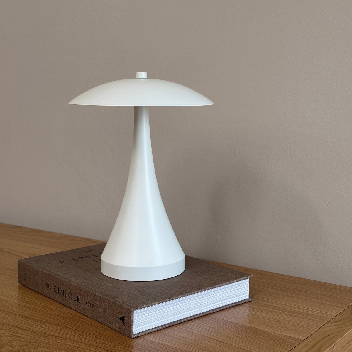 Vienna 28cm Creme hvid bærbar Fra Dyberg Larsen - Den genopladelige lampe giver dig frihed til at placere den hvor som helst uden at bekymre dig om kabler.