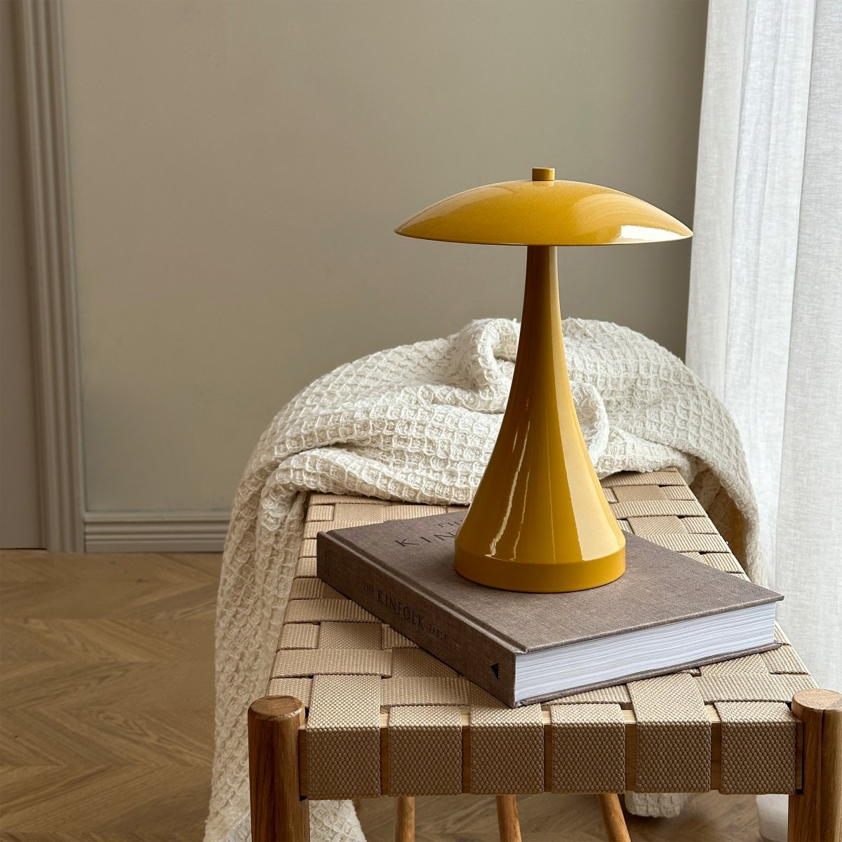 Vienna 28cm Karry bærbar Fra Dyberg Larsen - Den genopladelige lampe giver dig frihed til at placere den hvor som helst uden at bekymre dig om kabler.