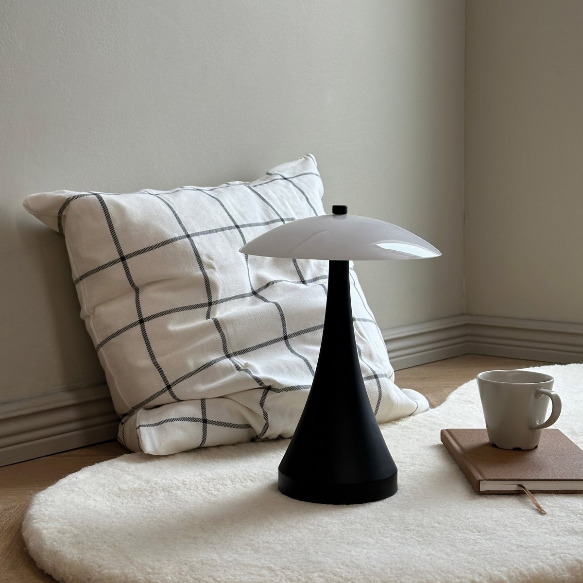 Vienna 28cm Sort bærbar Fra Dyberg Larsen - Den genopladelige lampe giver dig frihed til at placere den hvor som helst uden at bekymre dig om kabler.