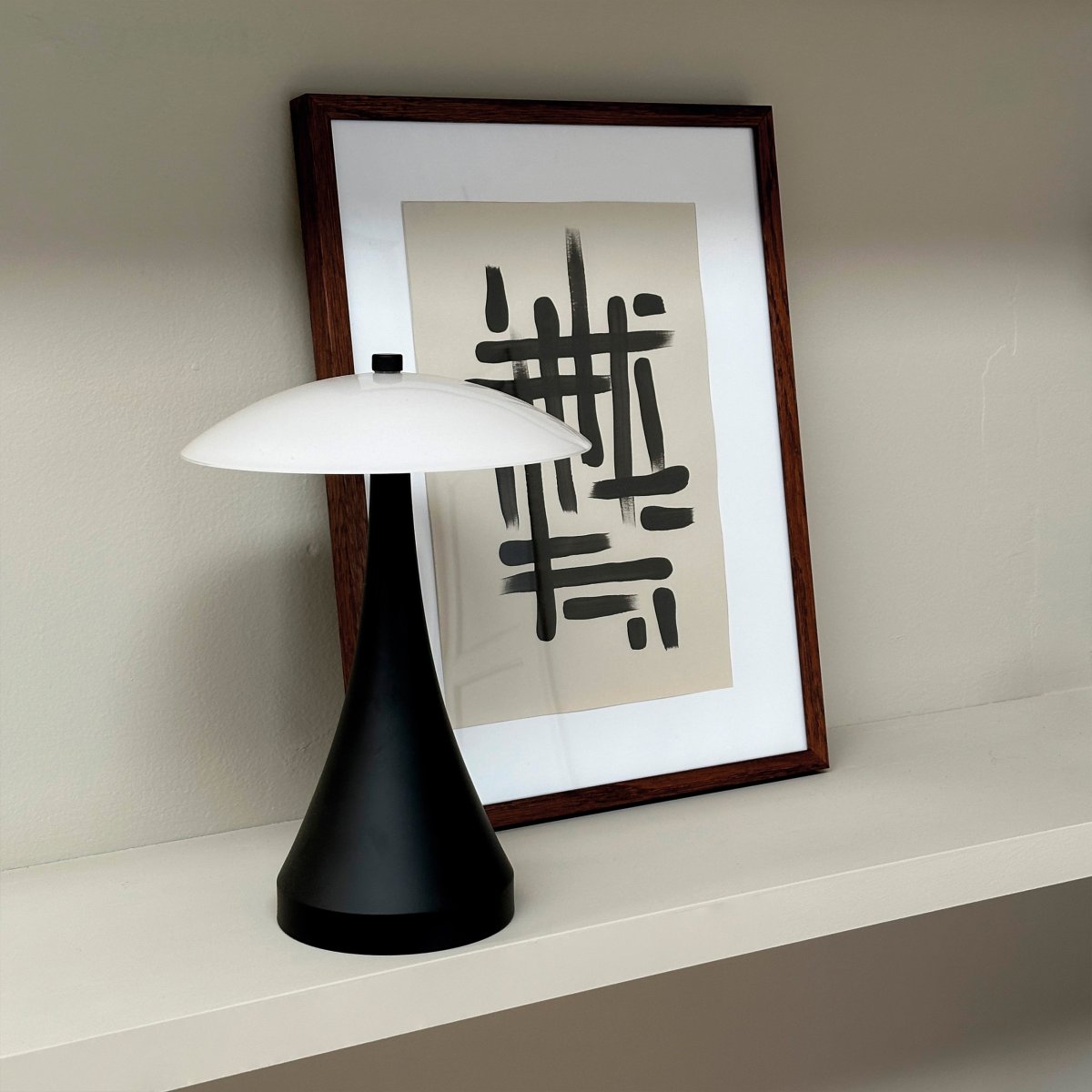 Vienna 28cm Sort bærbar Fra Dyberg Larsen - Den genopladelige lampe giver dig frihed til at placere den hvor som helst uden at bekymre dig om kabler.