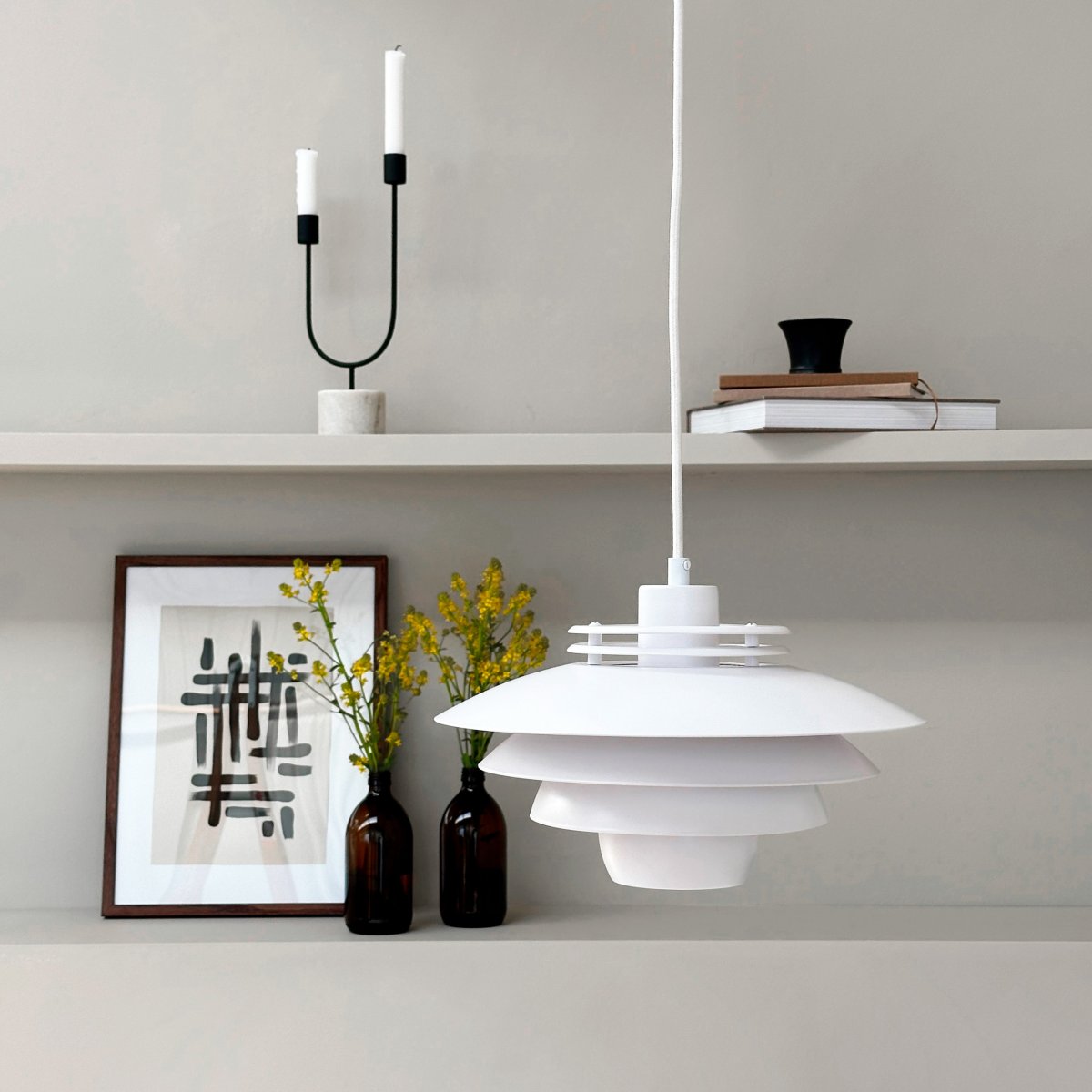 Ejka Ø30 Hvid loftslampe Fra Dyberg Larsen - Uppt&auml;ck Ejka Mini Pendel, en dansk designet lampe med en nutidig stil, der passer perfekt ind i det nordiske hjem.